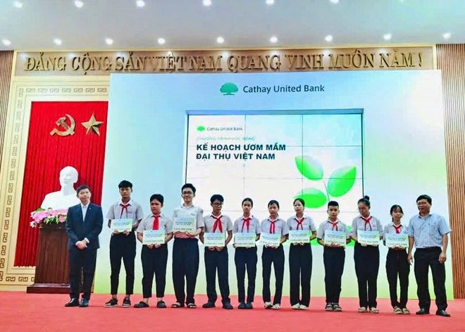 Trao học bổng Cathay United Bank tiếp sức học sinh ngh&egrave;o vượt kh&oacute;, năm học 2025-2026 - Ảnh 5.