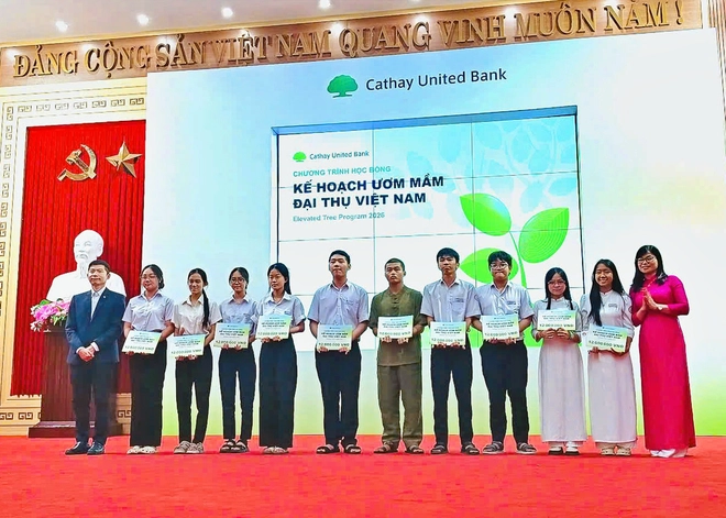 Trao học bổng Cathay United Bank tiếp sức học sinh ngh&egrave;o vượt kh&oacute;, năm học 2025-2026 - Ảnh 6.