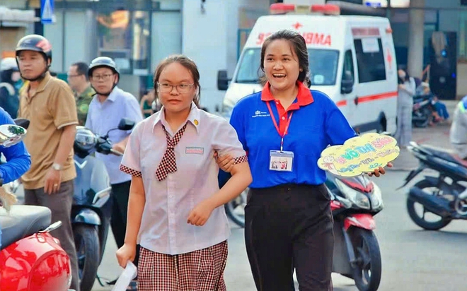 Lãnh đạo UBND Thành phố Hồ Chí Minh động viên thí sinh dự thi tốt nghiệp trung học phổ thông - Ảnh 4.