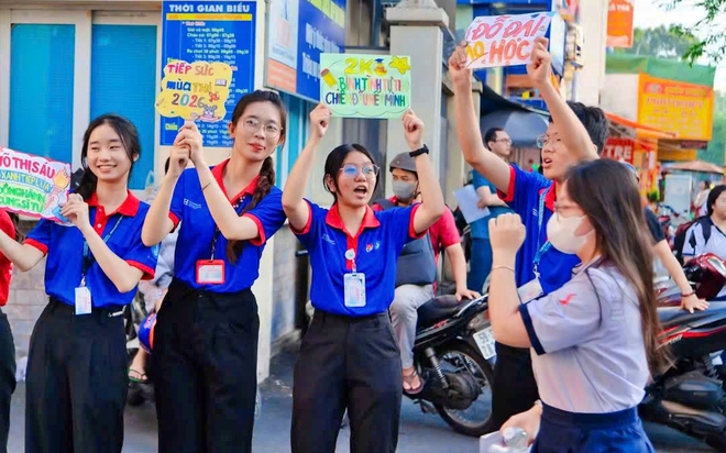 Lãnh đạo UBND Thành phố Hồ Chí Minh động viên thí sinh dự thi tốt nghiệp trung học phổ thông - Ảnh 3.