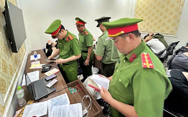 C&ocirc;ng an Th&agrave;nh phố Hồ Ch&iacute; Minh xử l&yacute; nh&oacute;m người nước ngo&agrave;i hoạt động lừa đảo tr&ecirc;n kh&ocirc;ng gian mạng  - Ảnh 5.