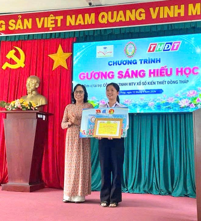 Trao hơn 100 triệu từ Quỹ khuyến học Nguyễn Sinh Sắc, t&agrave;i trợ tiếp sức sinh vi&ecirc;n Trường Cao đẳng Y tế Tiền Giang - Ảnh 1.