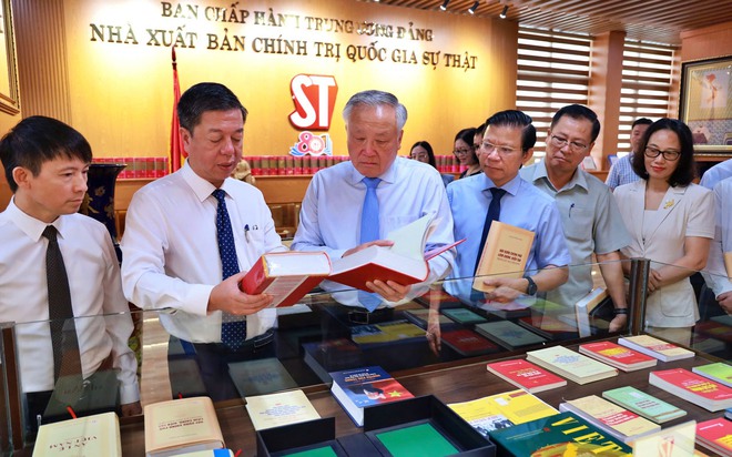 Nhà xuất bản Chính trị quốc gia Sự thật ra mắt sách "Xây dựng Chính phủ liêm chính, kiến tạo trong kỷ nguyên mới" - Ảnh 6.