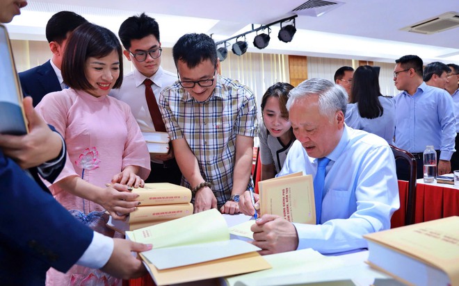 Nhà xuất bản Chính trị quốc gia Sự thật ra mắt sách "Xây dựng Chính phủ liêm chính, kiến tạo trong kỷ nguyên mới" - Ảnh 7.