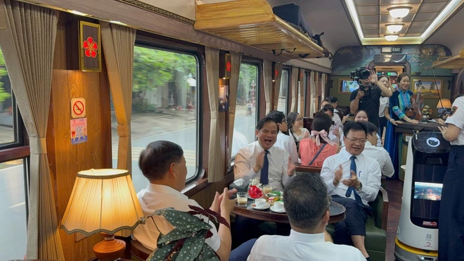 C&aacute;n bộ, b&aacute;c sỹ Bạch Mai thảnh thơi đi l&agrave;m tr&ecirc;n tuyến t&agrave;u mới nối thẳng cơ sở 2 - Ảnh 4.