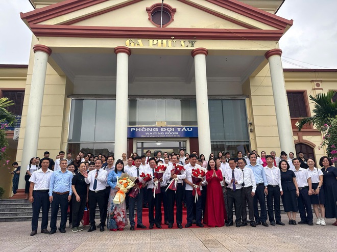 C&aacute;n bộ, b&aacute;c sỹ Bạch Mai thảnh thơi đi l&agrave;m tr&ecirc;n tuyến t&agrave;u mới nối thẳng cơ sở 2 - Ảnh 3.