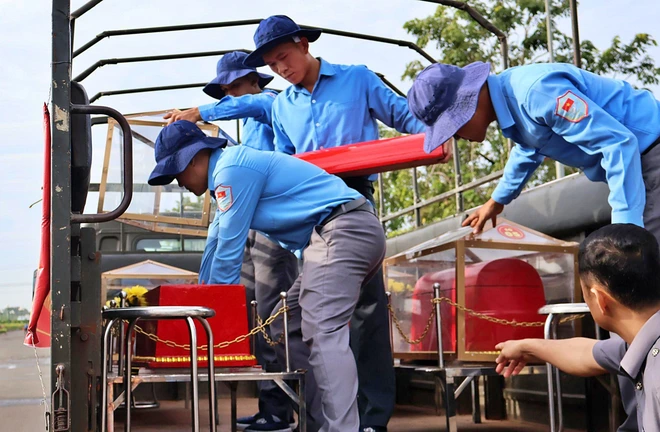 Đồng Nai đ&oacute;n 62 h&agrave;i cốt liệt sĩ từ Campuchia về nước - Ảnh 4.