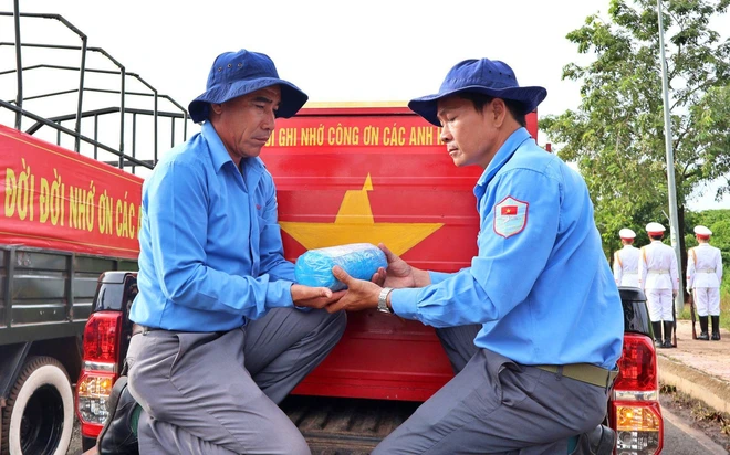 Đồng Nai đ&oacute;n 62 h&agrave;i cốt liệt sĩ từ Campuchia về nước - Ảnh 3.