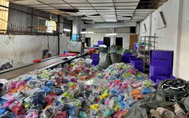 Công an Thành phố Hồ Chí Minh bắt các đối tượng làm giả hơn 23.000 đôi dép các nhãn hiệu - Ảnh 5.