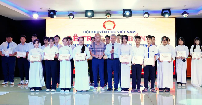 Hội Khuyến học Việt Nam trao học bổng “Học không bao giờ cùng” lần thứ 6 vinh danh 310 tấm gương tiêu biểu - Ảnh 8.