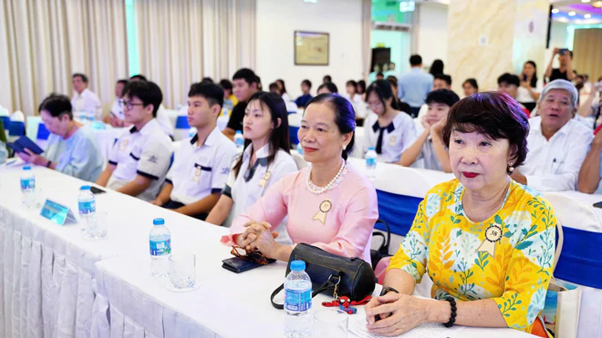 Hội Khuyến học Việt Nam trao học bổng “Học không bao giờ cùng” lần thứ 6 vinh danh 310 tấm gương tiêu biểu - Ảnh 4.