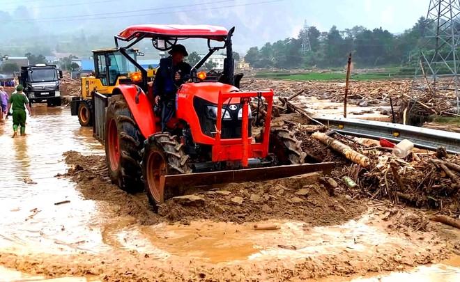 Vị Chủ tịch xã và người lái máy cày ở tâm lũ Mường Than - Ảnh 6.