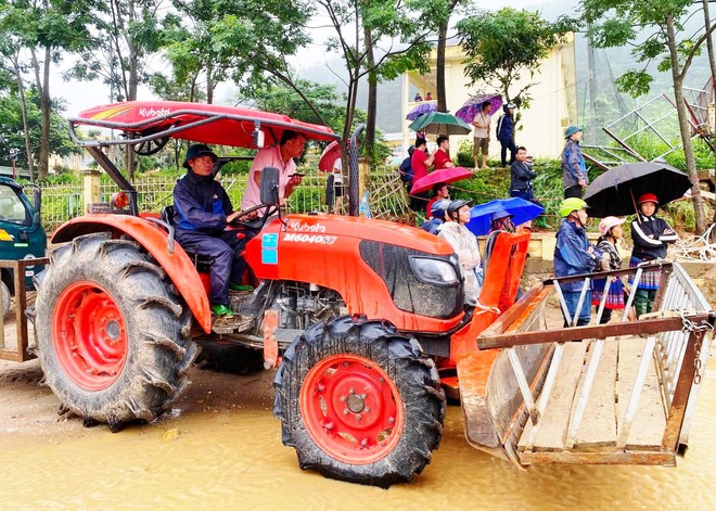 Vị Chủ tịch xã và người lái máy cày ở tâm lũ Mường Than - Ảnh 5.