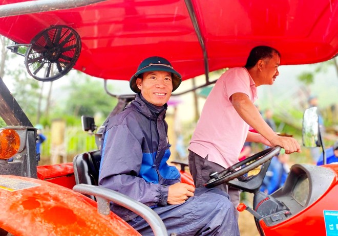 Vị Chủ tịch xã và người lái máy cày ở tâm lũ Mường Than - Ảnh 4.