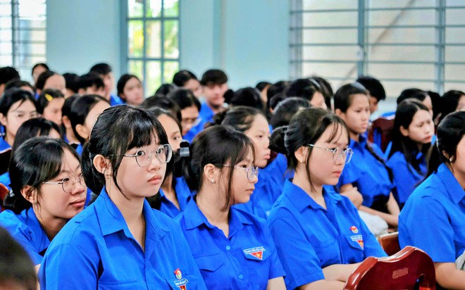 Tuổi trẻ Trường trung học phổ thông Nguyễn Trãi và buổi học lịch sử đặc biệt từ nữ anh hùng "Út Nghét" - Ảnh 4.