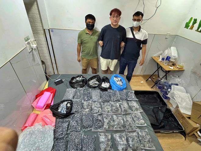 C&ocirc;ng an Th&agrave;nh phố Hồ Ch&iacute; Minh triệt ph&aacute; xưởng "phối trộn" ma t&uacute;y Etomidate, bắt giữ 10 đối tượng người nước ngo&agrave;i - Ảnh 2.