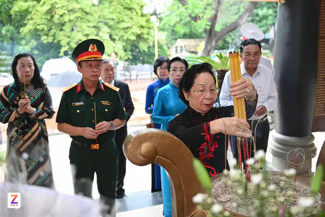 GS.TS Nguyễn Thị Doan dâng hương tưởng niệm các Anh hùng liệt sĩ tại Công viên Lê Thị Riêng - Ảnh 8.