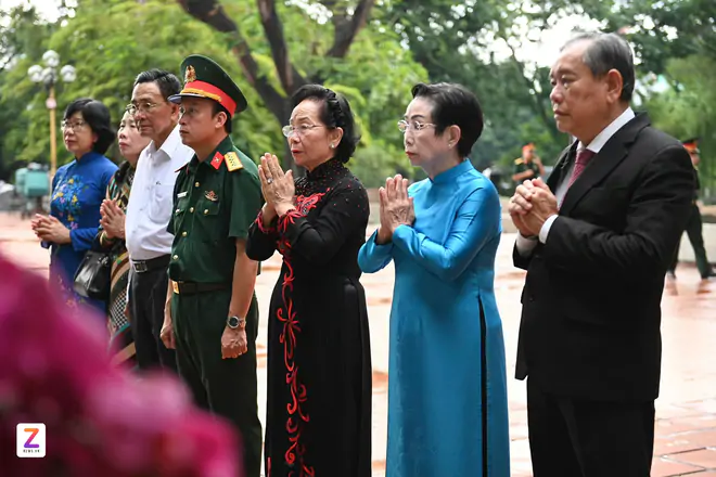 GS.TS Nguyễn Thị Doan dâng hương tưởng niệm các Anh hùng liệt sĩ tại Công viên Lê Thị Riêng - Ảnh 9.
