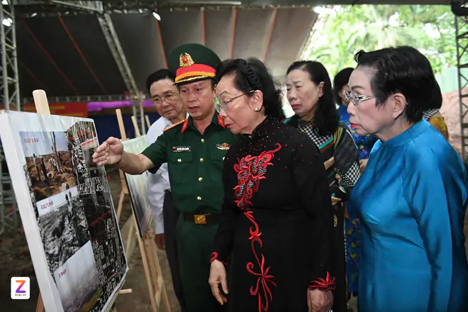 GS.TS Nguyễn Thị Doan dâng hương tưởng niệm các Anh hùng liệt sĩ tại Công viên Lê Thị Riêng - Ảnh 10.