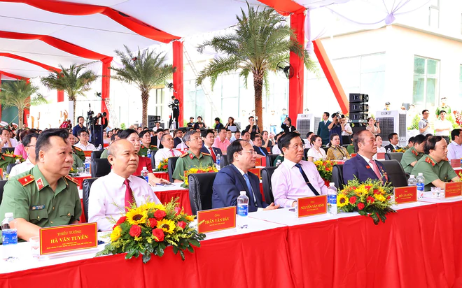 Khánh thành Nhà ở cho lực lượng vũ trang Công an nhân dân tại Đông Hưng Thuận - Ảnh 2.