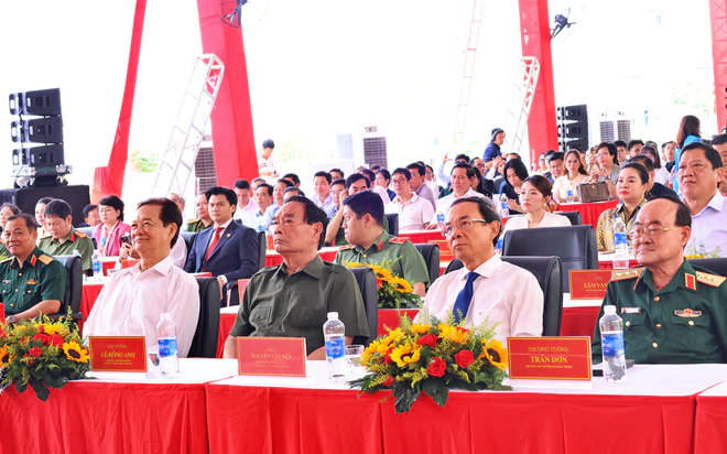 Khánh thành Nhà ở cho lực lượng vũ trang Công an nhân dân tại Đông Hưng Thuận - Ảnh 3.