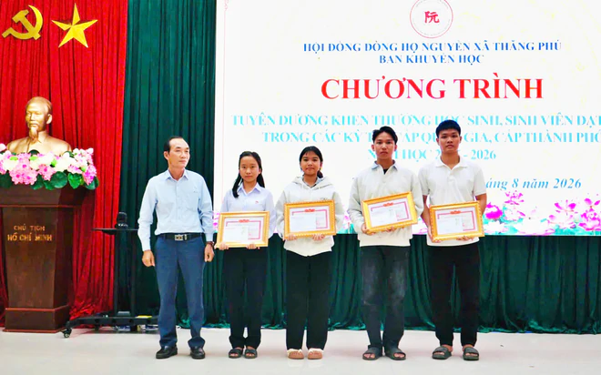D&ograve;ng họ Nguyễn x&atilde; Thăng Ph&uacute;, Đ&agrave; Nẵng khen thưởng học sinh, sinh vi&ecirc;n đạt giải c&aacute;c kỳ thi - Ảnh 2.