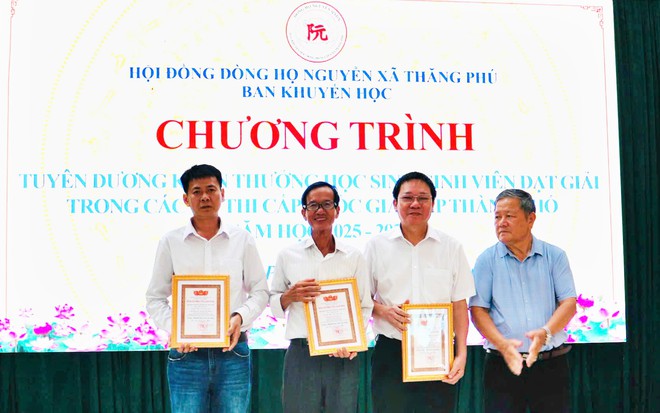 D&ograve;ng họ Nguyễn x&atilde; Thăng Ph&uacute;, Đ&agrave; Nẵng khen thưởng học sinh, sinh vi&ecirc;n đạt giải c&aacute;c kỳ thi - Ảnh 5.