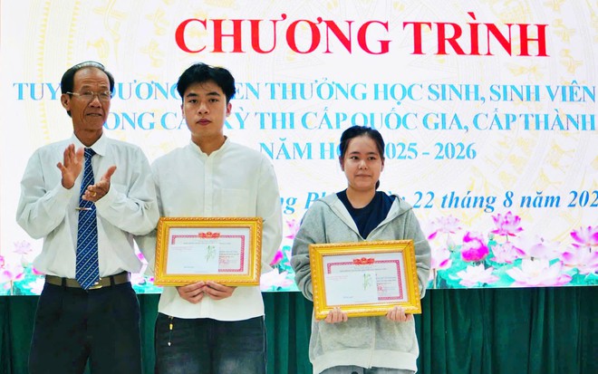 D&ograve;ng họ Nguyễn x&atilde; Thăng Ph&uacute;, Đ&agrave; Nẵng khen thưởng học sinh, sinh vi&ecirc;n đạt giải c&aacute;c kỳ thi - Ảnh 3.