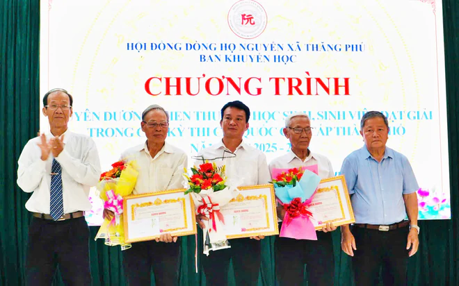 D&ograve;ng họ Nguyễn x&atilde; Thăng Ph&uacute;, Đ&agrave; Nẵng khen thưởng học sinh, sinh vi&ecirc;n đạt giải c&aacute;c kỳ thi - Ảnh 4.