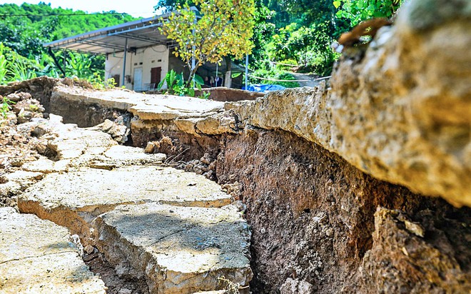 Mưa lớn k&eacute;o d&agrave;i, Thanh H&oacute;a sơ t&aacute;n 129 hộ d&acirc;n v&ugrave;ng sạt lở đất đến nơi an to&agrave;n - Ảnh 2.