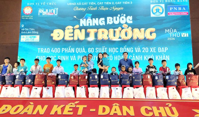 Hội Khuyến học L&acirc;m Đồng phối hợp trao qu&agrave;, học bổng trị gi&aacute; 414 triệu đồng tiếp sức học sinh đến trường m&ugrave;a thứ VI - Ảnh 2.