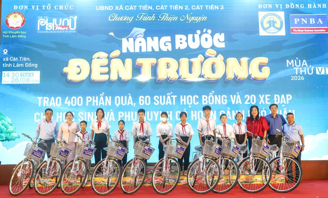 Hội Khuyến học L&acirc;m Đồng phối hợp trao qu&agrave;, học bổng trị gi&aacute; 414 triệu đồng tiếp sức học sinh đến trường m&ugrave;a thứ VI - Ảnh 3.