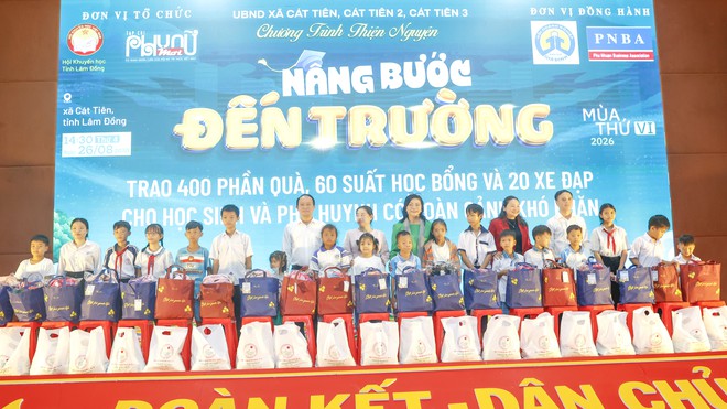 Hội Khuyến học L&acirc;m Đồng phối hợp trao qu&agrave;, học bổng trị gi&aacute; 414 triệu đồng tiếp sức học sinh đến trường m&ugrave;a thứ VI - Ảnh 4.