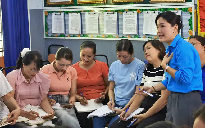 Gi&aacute;o vi&ecirc;n tiểu học "cắp s&aacute;ch" đi học tiếng Anh trong kỳ nghỉ h&egrave; - Ảnh 3.