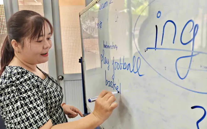 Gi&aacute;o vi&ecirc;n tiểu học "cắp s&aacute;ch" đi học tiếng Anh trong kỳ nghỉ h&egrave; - Ảnh 2.