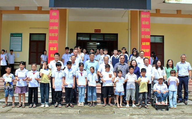 Khuyến học Ninh B&igrave;nh lan tỏa y&ecirc;u thương, tiếp sức gần 33.000 học sinh tới trường - Ảnh 3.
