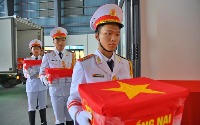 Vận chuyển, b&agrave;n giao hơn 4.600 mẫu phẩm h&agrave;i cốt liệt sĩ để gi&aacute;m định ADN - Ảnh 2.