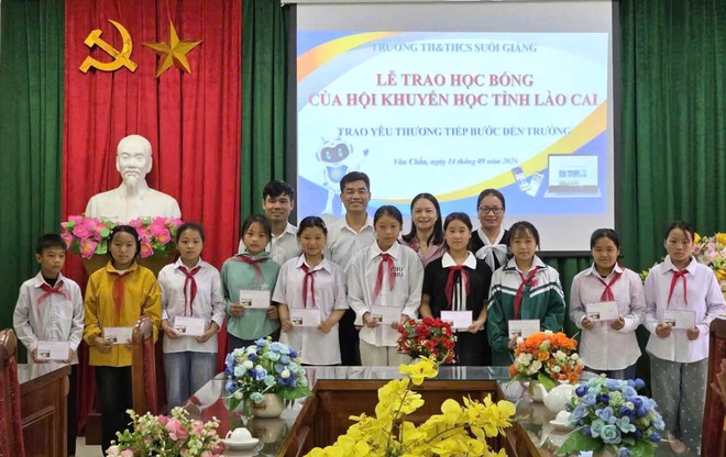 Hội Khuyến học tỉnh L&agrave;o Cai phối hợp trao 180 suất học bổng cho học sinh c&oacute; ho&agrave;n cảnh kh&oacute; khăn - Ảnh 2.