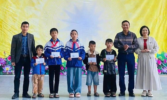 Hội Khuyến học tỉnh L&agrave;o Cai phối hợp trao 180 suất học bổng cho học sinh c&oacute; ho&agrave;n cảnh kh&oacute; khăn - Ảnh 4.