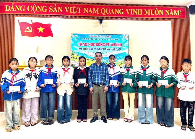 Hội Khuyến học tỉnh L&agrave;o Cai phối hợp trao 180 suất học bổng cho học sinh c&oacute; ho&agrave;n cảnh kh&oacute; khăn - Ảnh 3.
