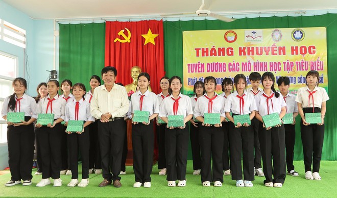 Thường Lạc (Đồng Th&aacute;p) ph&aacute;t động Th&aacute;ng Khuyến học, tuy&ecirc;n dương c&aacute;c m&ocirc; h&igrave;nh học tập ti&ecirc;u biểu - Ảnh 2.