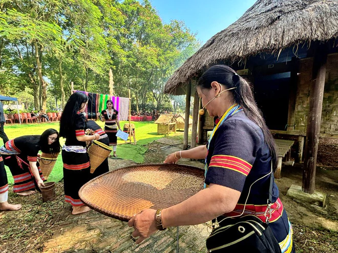 Hạt th&oacute;c đầy kho, rượu cần say đắm: Độc đ&aacute;o Lễ "Mừng l&uacute;a mới" của d&acirc;n tộc Giẻ Tri&ecirc;ng - Ảnh 6.