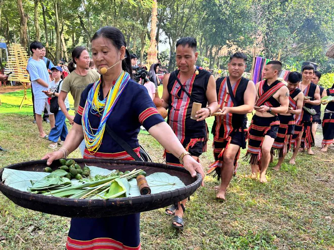 Hạt th&oacute;c đầy kho, rượu cần say đắm: Độc đ&aacute;o Lễ "Mừng l&uacute;a mới" của d&acirc;n tộc Giẻ Tri&ecirc;ng - Ảnh 5.