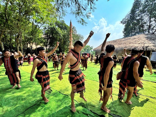 Hạt th&oacute;c đầy kho, rượu cần say đắm: Độc đ&aacute;o Lễ "Mừng l&uacute;a mới" của d&acirc;n tộc Giẻ Tri&ecirc;ng - Ảnh 13.