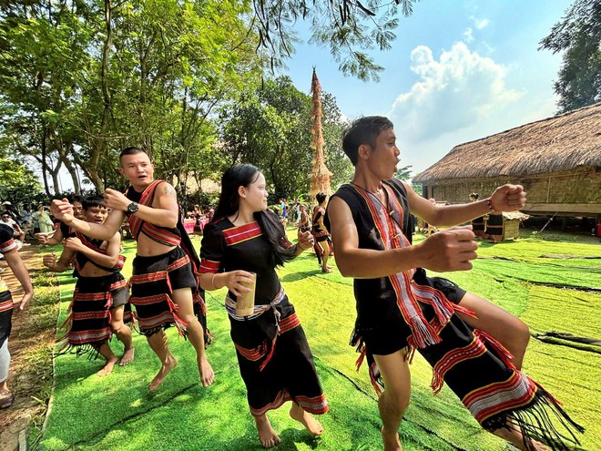 Hạt th&oacute;c đầy kho, rượu cần say đắm: Độc đ&aacute;o Lễ "Mừng l&uacute;a mới" của d&acirc;n tộc Giẻ Tri&ecirc;ng - Ảnh 9.