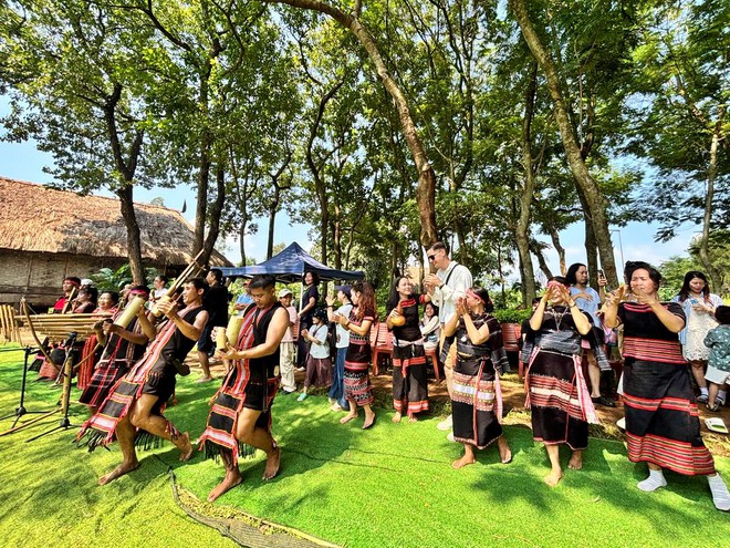 Hạt th&oacute;c đầy kho, rượu cần say đắm: Độc đ&aacute;o Lễ "Mừng l&uacute;a mới" của d&acirc;n tộc Giẻ Tri&ecirc;ng - Ảnh 11.