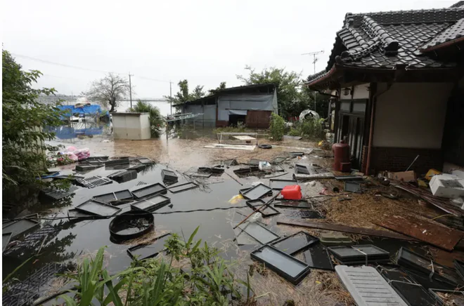 Bão Dujuan gây vỡ bờ hồ, ngập khu vực gần sân bay Narita ở Nhật Bản - Ảnh 1.