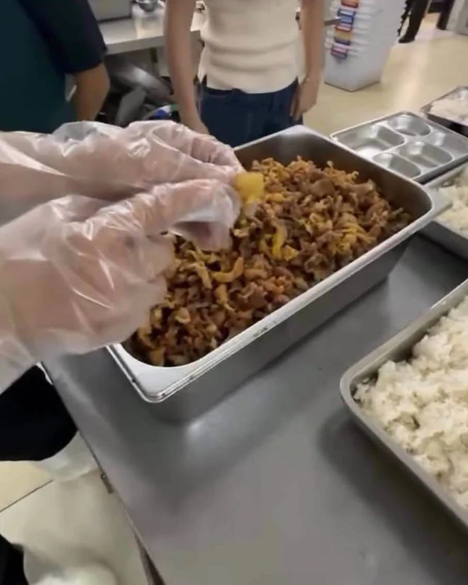 Kiểm tra đột xuất bếp ăn bán trú, cha mẹ học sinh phát hiện món thịt chỉ toàn tóp mỡ - Ảnh 1.