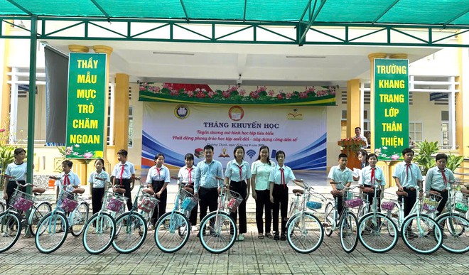Đồng Th&aacute;p lan tỏa sức sống "Th&aacute;ng khuyến học 2026" hơn 4,4 tỷ đồng đồng h&agrave;nh c&ugrave;ng học sinh ngh&egrave;o bước v&agrave;o năm học mới - Ảnh 4.