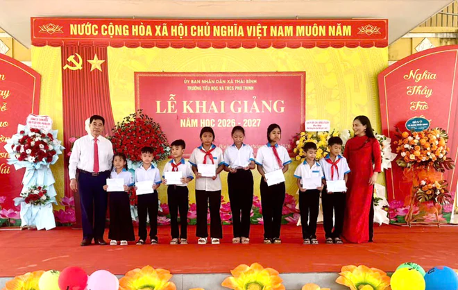 Hội Khuyến học tỉnh Tuy&ecirc;n Quang tiếp sức học sinh kh&oacute; khăn trong dịp khai giảng - Ảnh 2.